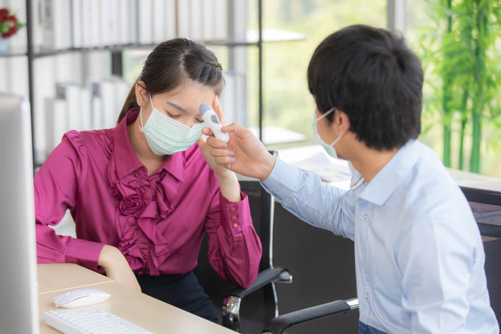 first-aider-at-workplace-measuring-temperature